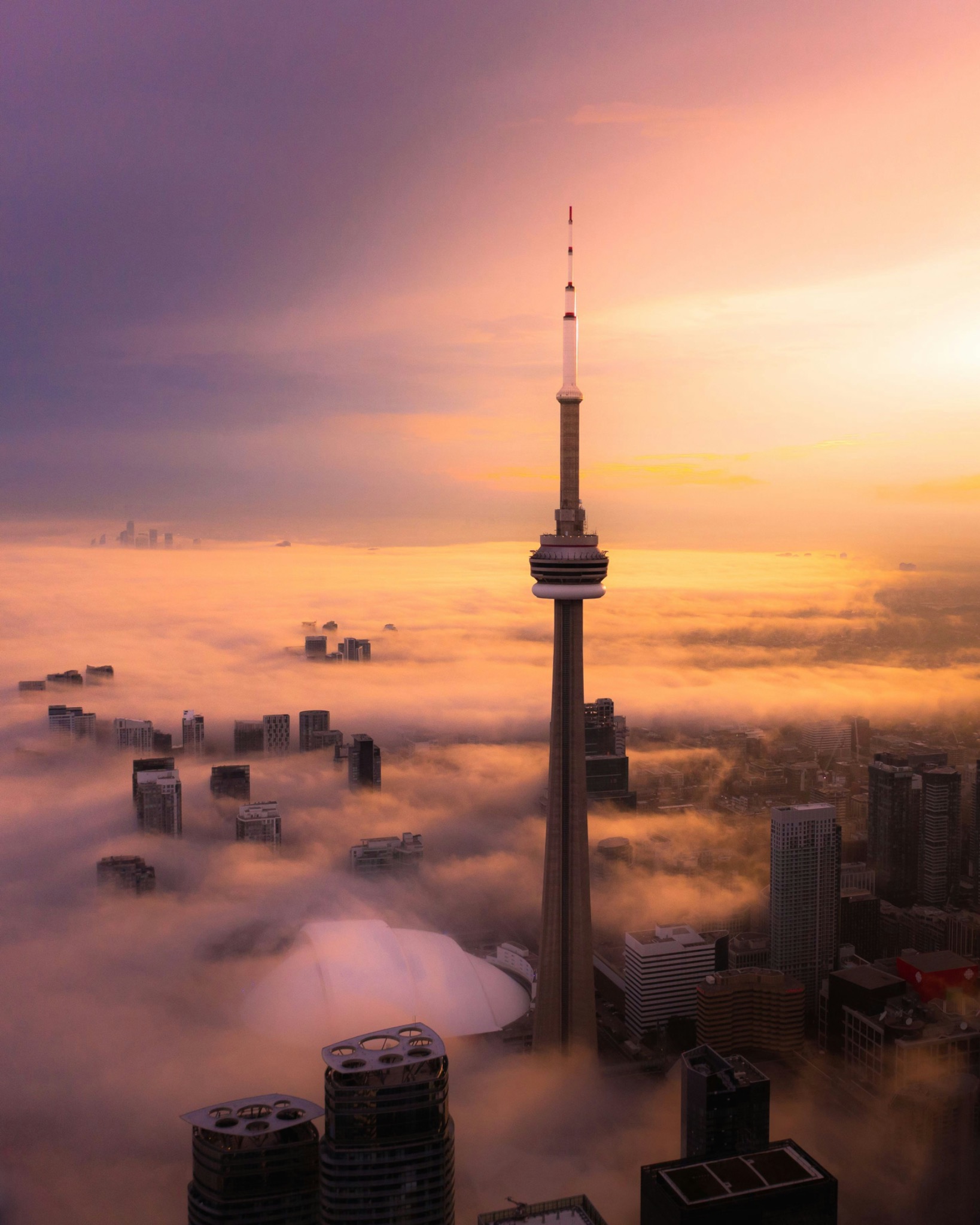 Der CN Tower über dem morgendlichen Toronto