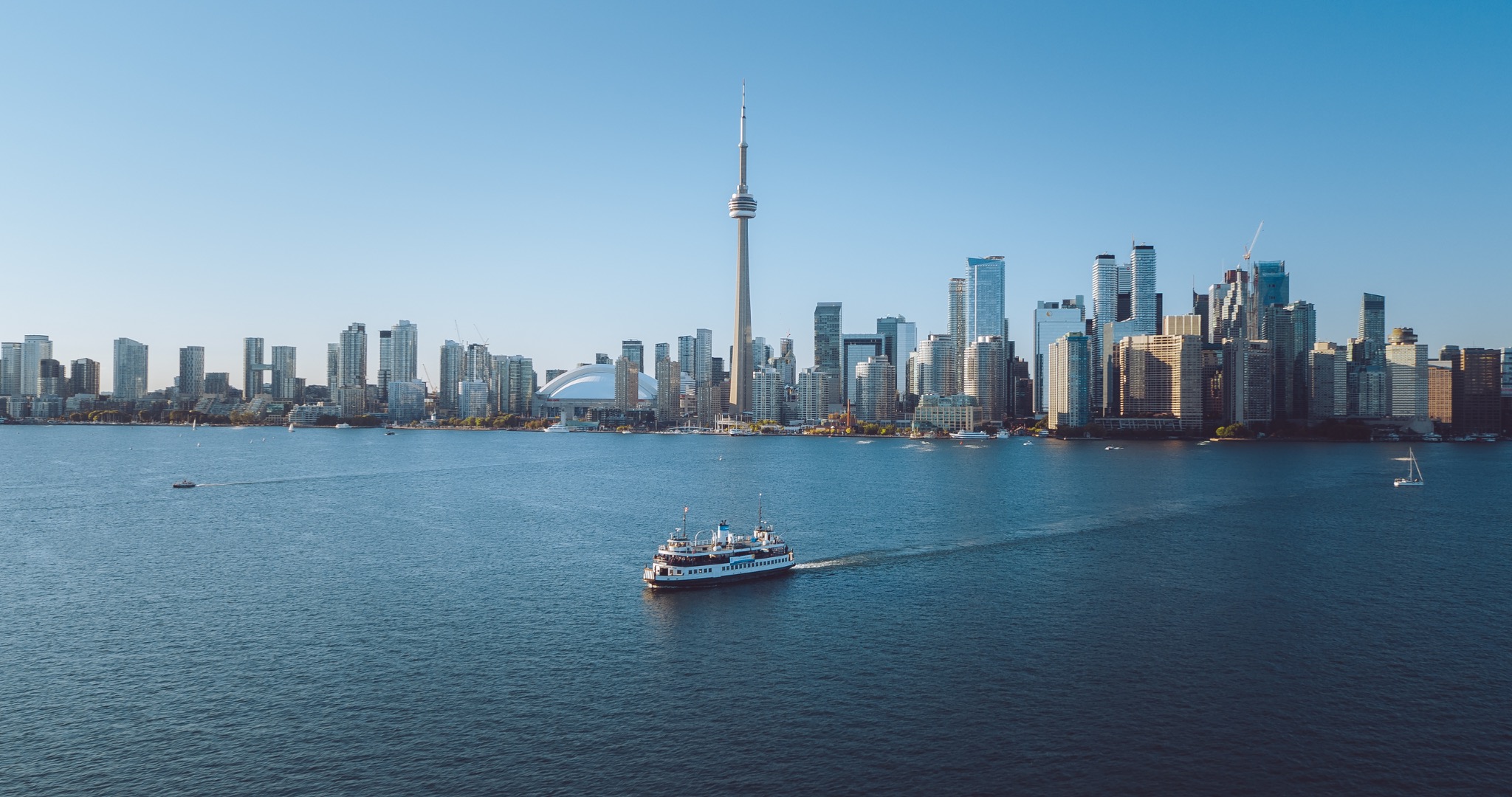 Toronto Skyline mit CN Tower, Waterfront und Fähre